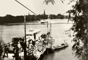 La Balsa atracando en la orilla rionegrina. A punto de desembarcar podemos ver la Ford de Carlos Cabeda Oviedo. Y un colectivo que prestaba servicio en aquella época.