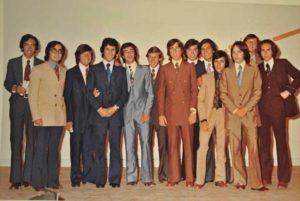 Edgardo que ya brillaba con su traje y sus compañeros, egresando en la Escuela Nacional de Comercio de Plaza Huincul. Año 1972