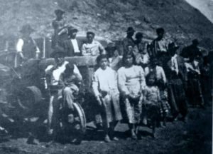 Frente al tractor, Adolfina de Sura, Sumilda y Nora Huichacura (esta última de 6 años)
