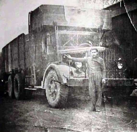 Juan Elías y su camión Mack - 1952