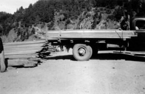 Cargando maderas en el lago, noviembre del 1942.