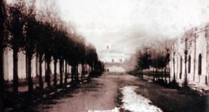 Alameda y Policía en Chos Malal. A la derecha, salon de fiestas de Gabriel Cirer. A la izquierda, Casa de Familia del Coronel Olascoaga, 1903. Foto ilustrativa, Tapa del libro "Chos Malal, entre el Olvido y la Pasión".