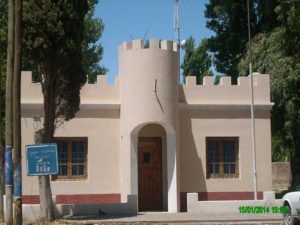 Este edificio es el destacamento policial del Territorio Nacional de Neuquén, donde Decler Vega llegó a solicitar auxilio. El edificio data del año 1938. En él, hoy funciona el Museo Histórico Municipal "Ricardo Pascual Rosa".