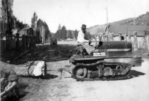 Tractor en las calles de San Martín de los Andes, arrastrando troncos.