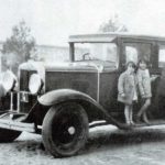 1940 - Vehículo con el volante situado a la derecha, estacionado frente a la antigua sede de la municipalidad, ubicada en la Av. Argentina al 150.