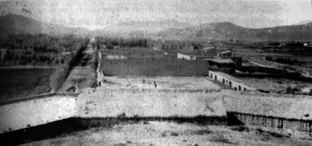 Vista panorámica de Chos Malal tomada desde el Torreón a fines del siglo XIX. En primer plano la Jefatura de Policía, Cárcel y Maestranza. A la izquierda, plaza San Martín y calle 25 de Mayo. A la derecha, viviendas sobre la calle Villegas y sector de quintas.