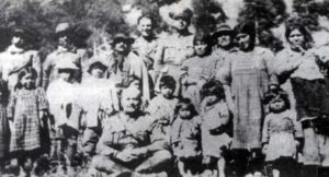 La familia del Cacique Curruinca rodea a Perón en Quila Quina.