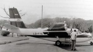 El Aero Commander 680 LQ-FYE propiedad de la provincia de Neuquén en la plataforma del Aeroparque Jorge Newbery de Buenos Aires.