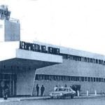Aspecto que presentaba el "edificio civil" del Aeropuerto neuquino en el verano 1978-1979. (observese la custodia militar en la puerta de acceso). Foto archivo Diario Río Negro.