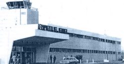 Aspecto que presentaba el "edificio civil" del Aeropuerto neuquino en el verano 1978-1979. (observese la custodia militar en la puerta de acceso). Foto archivo Diario Río Negro.