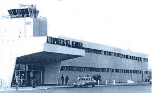 Aspecto que presentaba el "edificio civil" del Aeropuerto neuquino en el verano 1978-1979. (observese la custodia militar en la puerta de acceso). Foto archivo Diario Río Negro.