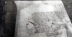 Botella con el mensaje escrito en su interior.