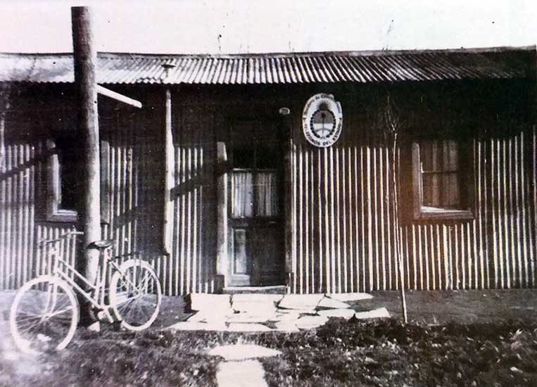 Primera oficina de la unión telefónica en Zapala, ubicada en la calle Italia.
