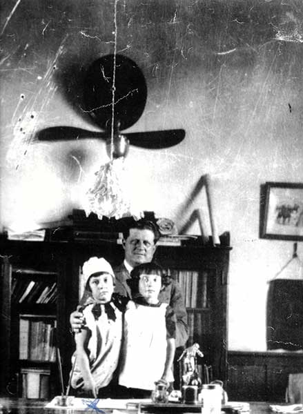 Martín Etcheluz con su hija Hayde y con el hijo de Ramón Idizarri. 1936
