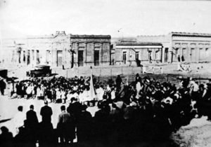 Acto cívico-1940 aprox- Calle Sarmiento y Roca - Zapala