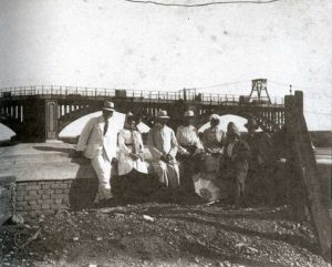 1907 - Ricardo Rojas y señora, Eduardo Talero y su esposa, y otros acompañantes en el dique Neuquén, lo que es el dique Ballester en la actualidad, en aquella época en construcción.