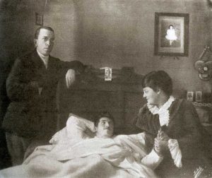 Eduardo Talero hijo es atendido por sus padres (Eduardo Talero y Ruth Reed) en la cama del gerente del Banco del Neuquén, donde permaneció durante quince días hasta su recuperación, convalesciente por la herida sufrida durante la balacera que se produjo en el lugar, tras la evasión de presos de 1916.