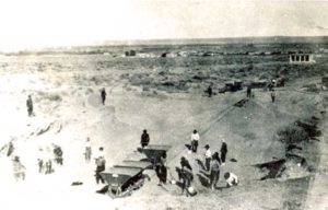 Internos efectuando tareas en el exterior de la Unidad