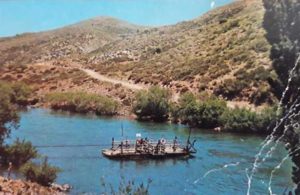 Pilo Lil - La Nueva Balsa cruzando hacia la margen derecha del río Aluminé. En el apogeo de su vida útil, verano de 1964.