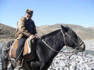 Paisano veraneador, llevando sus arreos entre los cerros, desde Huantraico a un campo entre las Lagunas Varbarco Campos y Varbarco Tapia.