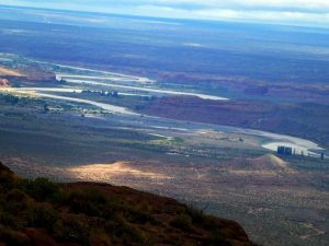 Fotografía de la zona apróximada de la búsqueda de Bairoletto en Neuquén, en la actualidad. Río Neuquén visto desde el alto, el cordón de los Chihuidos.