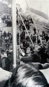 El Presidente de la República Izando la bandera Nacional el día de la inauguración de la represa Alicurá.