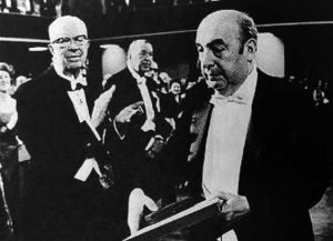 Pablo Neruda aplaudido en la entrega del Premio Nobel de Literatura. En su discurso de agradecimiento recordó su derrotero para llegar a la Argentina por el paso Ilpela.