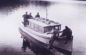 Los colonos solían realizar viajes a caballo, hasta el pequeño pueblo de “San Carlos” pero se demoraba hasta cuatro días en ir y volver, razón por la cual, a medida que pasaron los años, el medio de comunicación lacustre fue el más utilizado.