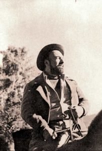 Cuando Pablo Neruda decidió escapar, el gobierno chileno puso en marcha un operativo de captura. Luego de varios meses de ocultarse, Neruda logró salir de Chile cruzando a San Martín de los Andes. Con una poblada barba y bajo la falsa identidad de Antonio Ruiz Legarreta, intentaba llegar a Europa.