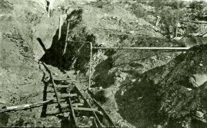 El estruendo sorprendió a los hombres del campamento situado a dos kilómetros de la mina.