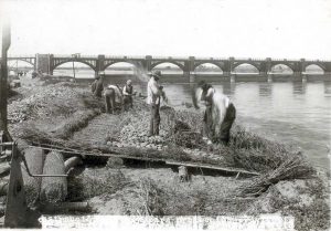 Construcción del Dique Ballester sobre el río Neuquén