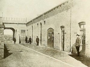 1930 - Edificio contiguo a la gobernación, destinado a Comisaría, visto desde su parte interior, muy concurrido en los días del extravío mental del Teniente Paterson.