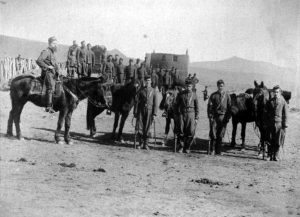 Fortín Codihue: A caballo, el Teniente Coronel Manuel Ruibal, segundo Jefe del Regimiento 11