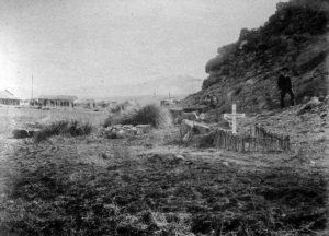 Codihue. Cementerio. Al fondo, casas de la Comandancia.