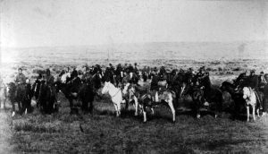 El comandante Ruibal y la oficialidad del Regimiento 11 acompañan a Reuque Curá a ponerse en marcha para el fuerte General Roca. 20 de Mayo de 1883.