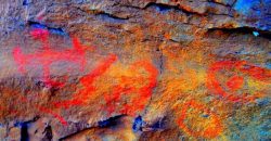 Pinturas rupestres del ANP El Tromen. Por medio de la edición fotográfica se saturaron los colores de imagen con el fin de mejorar la visualización de los diseños (Fotografía: Sergio D’Abramo)