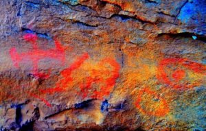 Pinturas rupestres del ANP El Tromen. Por medio de la edición fotográfica se saturaron los colores de imagen con el fin de mejorar la visualización de los diseños (Fotografía: Sergio D’Abramo)