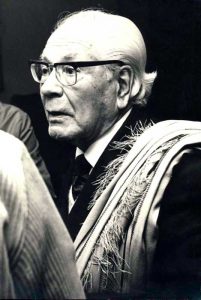 Dr. Gregorio Álvarez en reunión de escritores, representantes de SADE, Dirección Provincial de Cultura. 1973