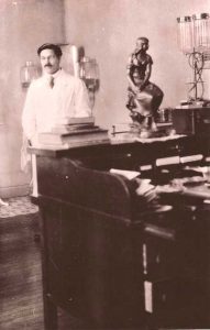 Gregorio Álvarez en el laboratorio del Hospital de Niños en Buenos Aires.