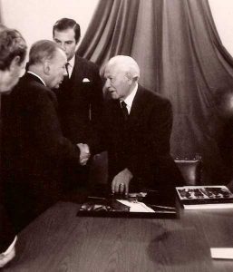 Gregorio Álvarez (derecha) y Jorge Luis Borges.