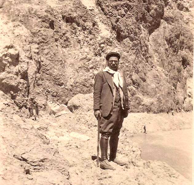 Gregorio Álvarez - En el cráter del volcán Copahue (1929).
