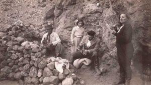 Gregorio Álvarez - Cebando mate en el norte neuquino. A la derecha, su esposa.