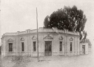 La primitiva residencia del Gobernador Eduardo Elordi, convertida en Jefatura de Policía de Neuquén Archivo Histórico Municipal, Ciudad de Neuquén.