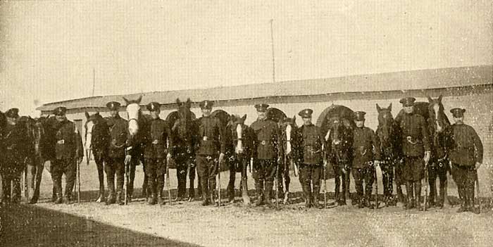 La guardia montada de la Policía de Neuquén que patrullaba la ciudad Capital - 1930 - Neuquén Capital Archivo Histórico Municipal, Ciudad de Neuquén.