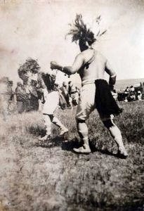 Nguillatun en el paraje San Ignacio, próximo a Las Coloradas, en la década del 30. Choique Purrun (Fotos gentileza museo histórico de Senillosa).