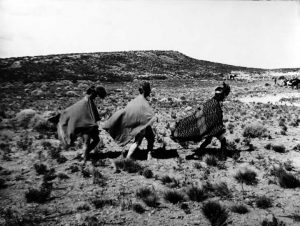 Nguillatun en el paraje San Ignacio, próximo a Las Coloradas, en la década del 30. Choique Purrun (Fotos gentileza museo histórico de Senillosa).