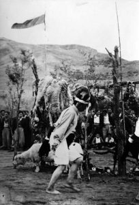 Nguillatun en el paraje San Ignacio, próximo a Las Coloradas, en la década del 30. Choique Purrun (Fotos gentileza museo histórico de Senillosa).