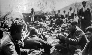 Nguillatun en el paraje San Ignacio, próximo a Las Coloradas, en la década del 30. Descanso antes de continuar la rogativa. (Fotos gentileza museo histórico de Senillosa)