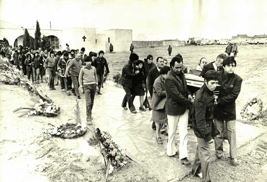 Sepelio de las víctimas de la caída del avión de YPF. 1976.
