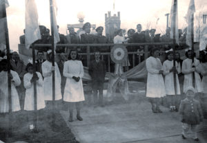 Acto frente a la Casa de Gobierno (1943) con la presencia del Gobernador Enrique Pilotto.